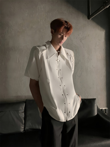 Summer Niche Metal Deconstruction Design Shoulder Shirt for Men, High-End Cool Bad Boy Style Loose Zip Short Sleeve Shirt