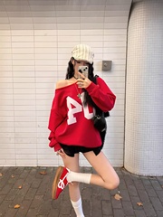纯欲复古红色数字印花斜肩长袖卫衣女秋季宽松设计感露肩休闲上衣