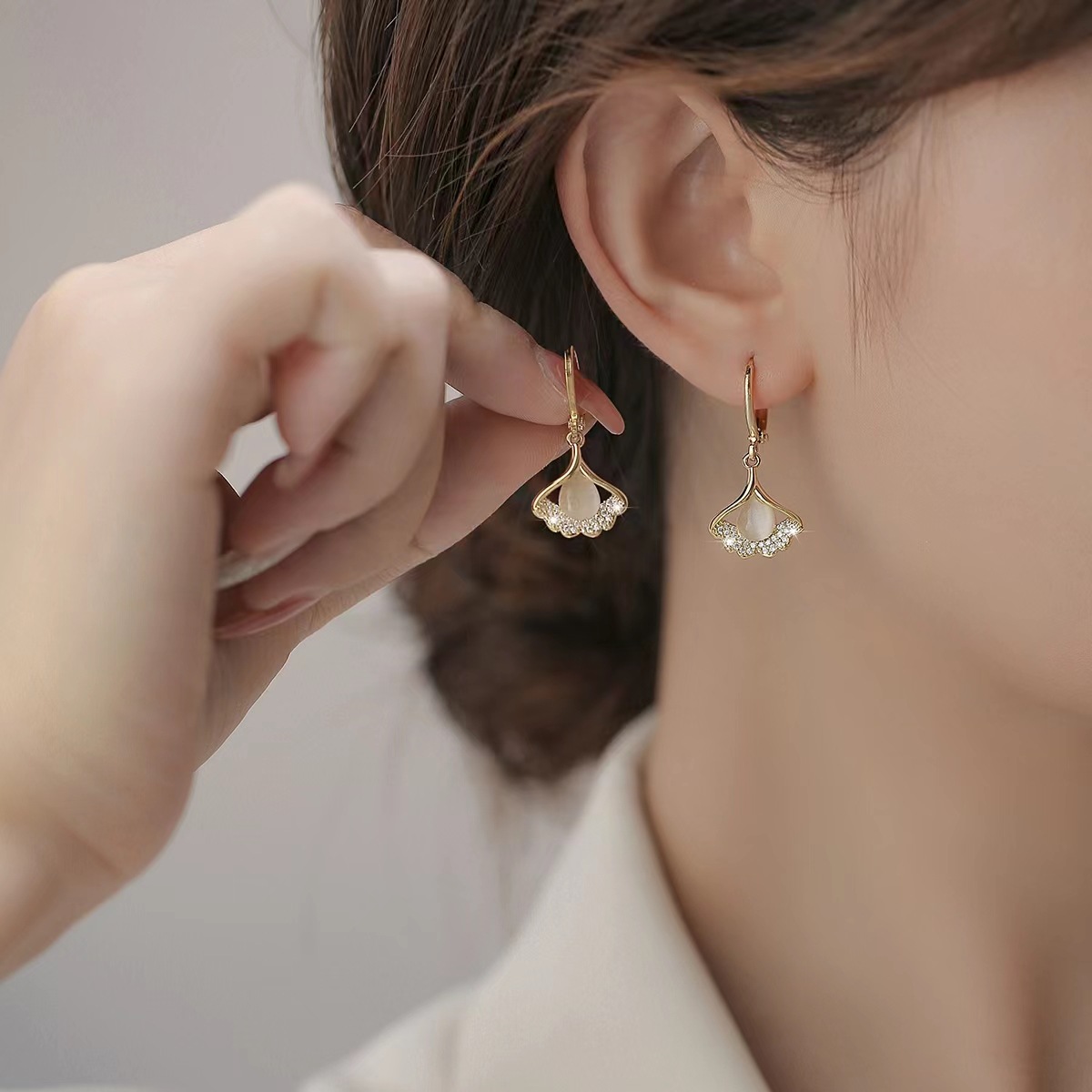 New Sansheng Apricot Ginkgo Leaf Cat's Eye Ear Buckle Korean Niche Design Elegant Drop Earrings Women's Fashion