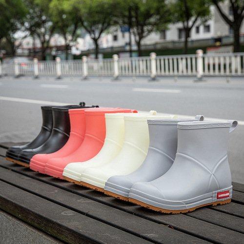 Wholesale New Waterproof Shoes Women Rain Boots Short Calf Fashion Adult Anti-slip Fleece Warm Lightweight Socks Shoes Student Rubber Shoes