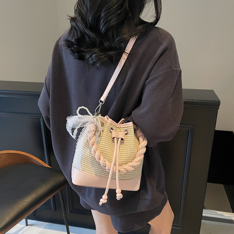 Bolso de cubo de mano de alta gama para mujer 2025 nuevo bolso de hombro con cordón de patrón tejido de moda bolso de mensajero de viaje de todo fósforo