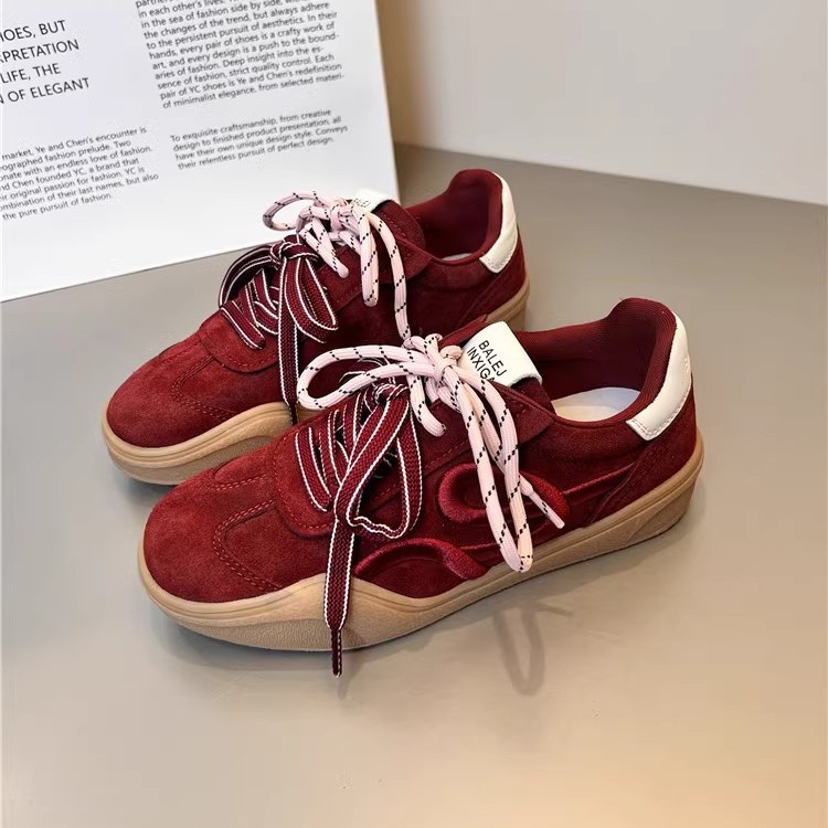 Zhao Zhaoyi con zapatos de entrenamiento rojos de mujeres 2025 primavera nueva piel bordada zapatos casuales de skate