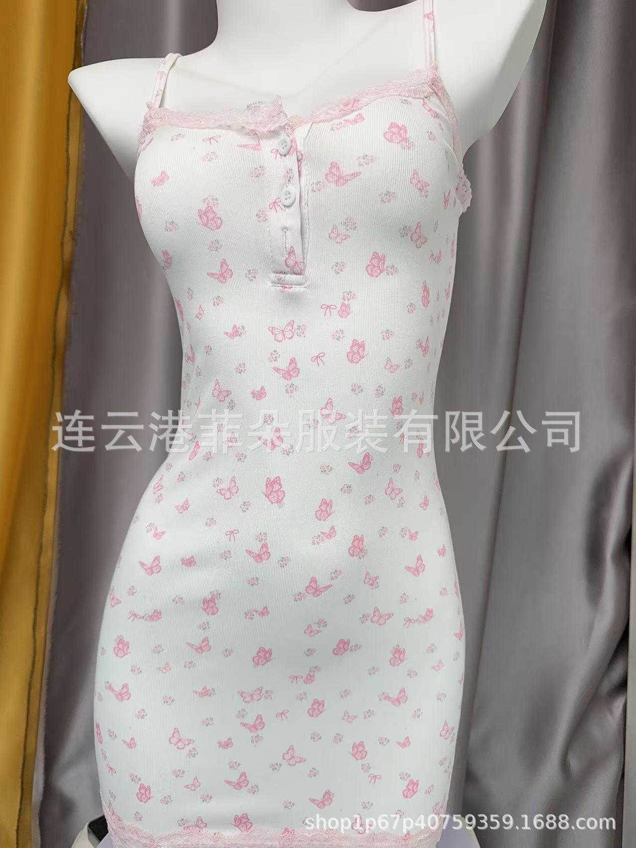 가슴 패드가 없는 핑크 나비