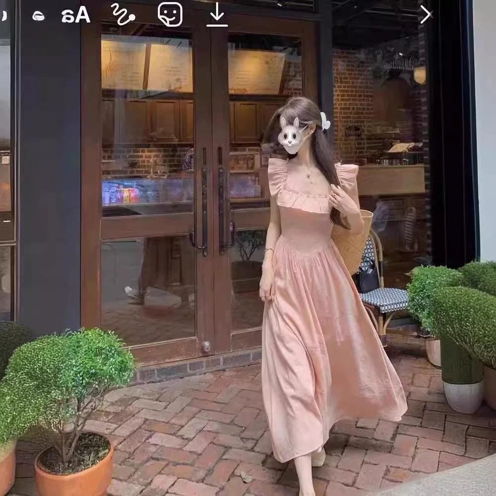 Розовое платье с квадратным вырезом с рюшами женский летний 2025 новый французский маленький летающий рукав пляжное платье для отдыха на пляже