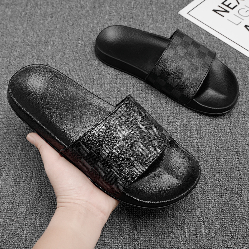 Pantuflas de estación europea para hombre 2025 ropa exterior de verano para hombre pisando mierda sensación sandalias y pantuflas casuales al aire libre de suela blanda de gran tamaño