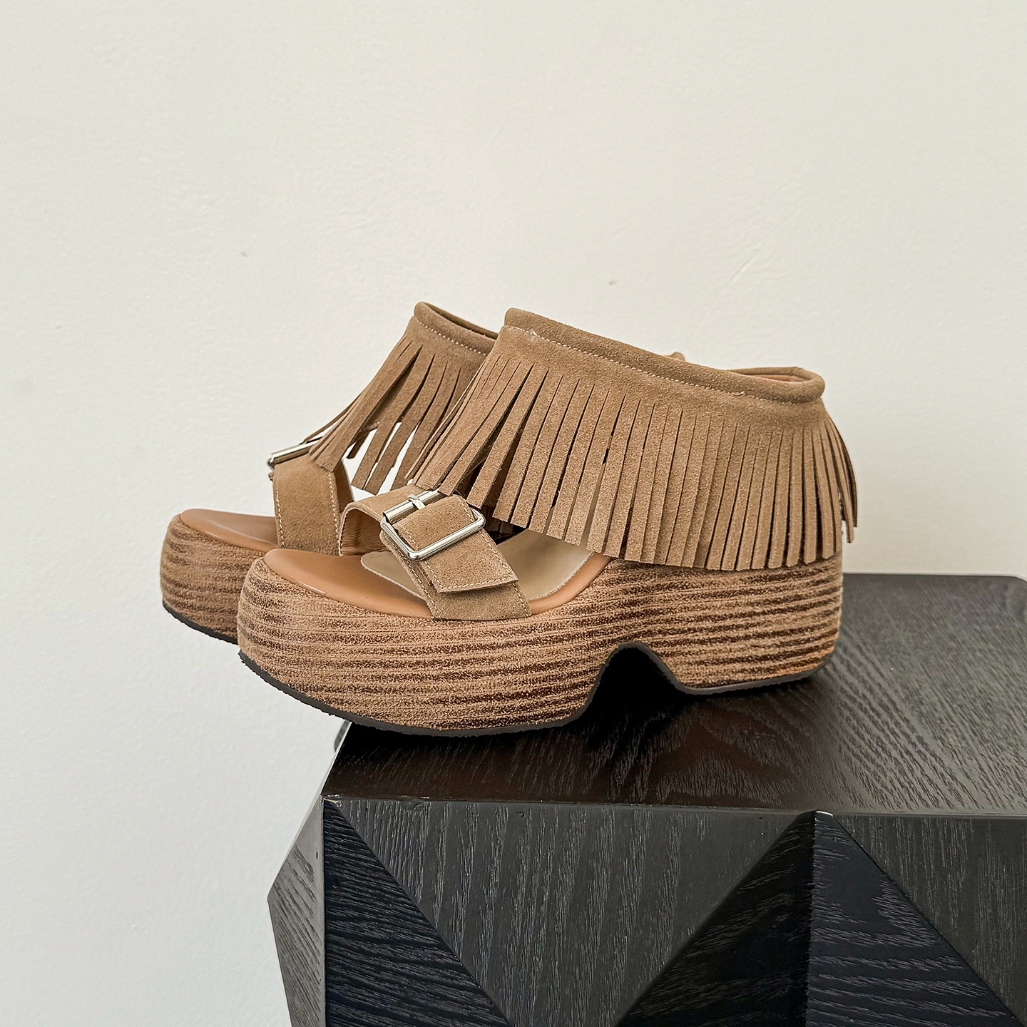 Sandal nữ hở mũi đế dày gót 11 cm tua rua quai ngang khóa — nâu sẫm