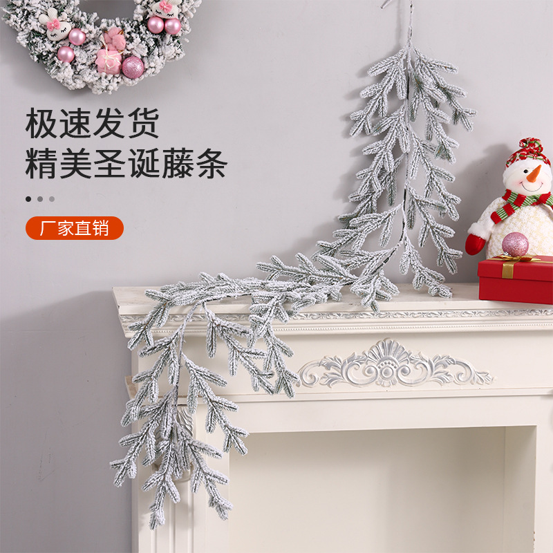 Aerosol blanco simulación hoja de pino Navidad ratán PVC familia ventana restaurante decoración material tira decoración interior y exterior