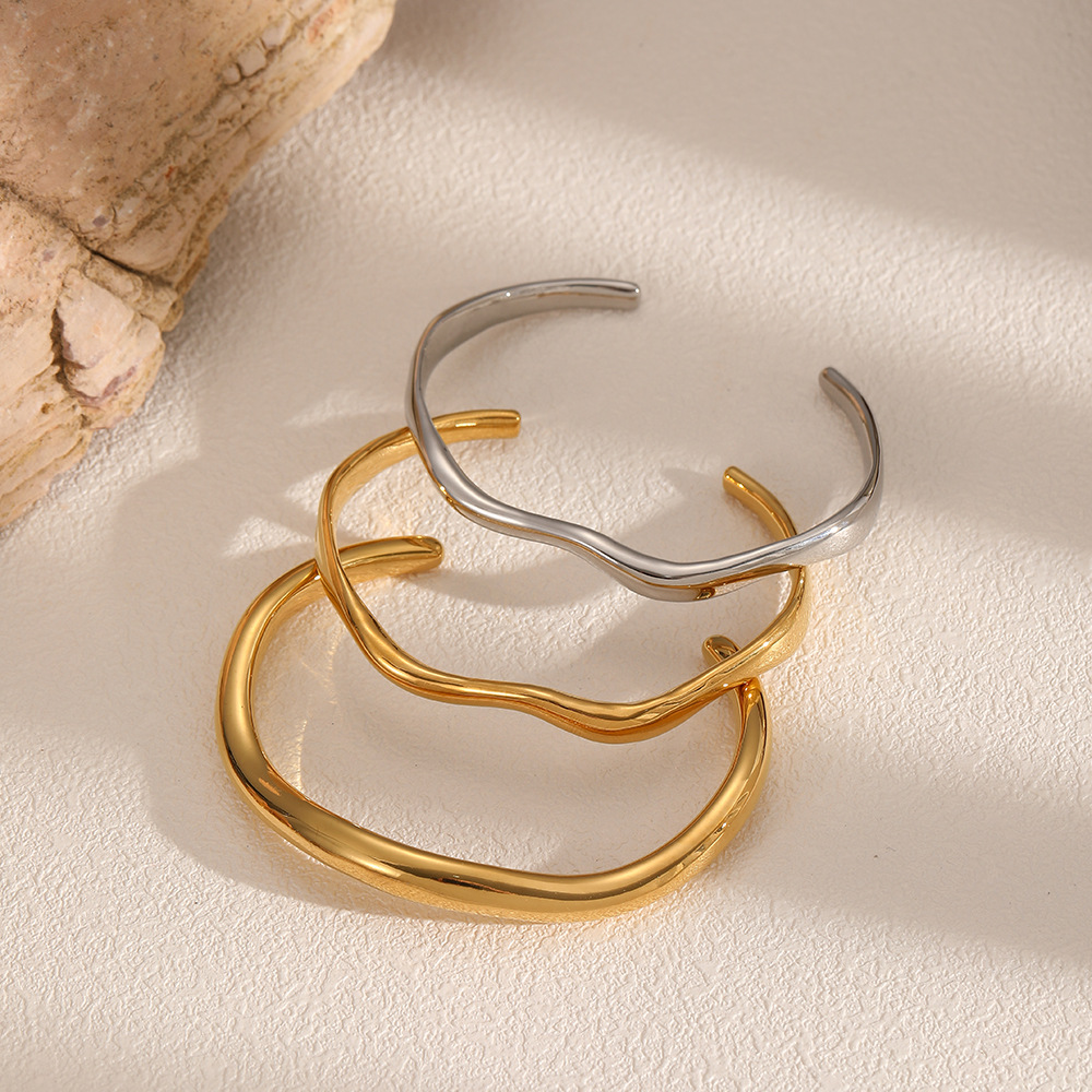 Brazalete abierto de acero de titanio irregular de viento INS transfronterizo, nicho de personalidad, brazalete de acero inoxidable chapado en oro de 18k