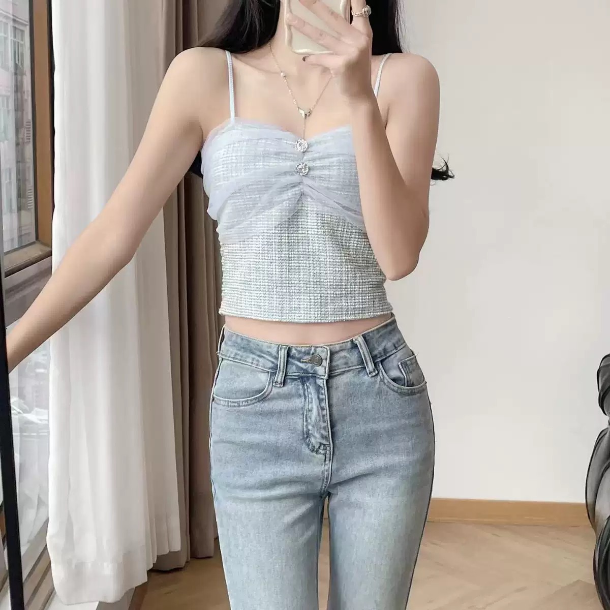 2025 primavera y verano nuevo temperamento mujer estilo malla plisada adornos de diamantes pequeños camisola moda femenina ropa exterior con almohadilla para el pecho