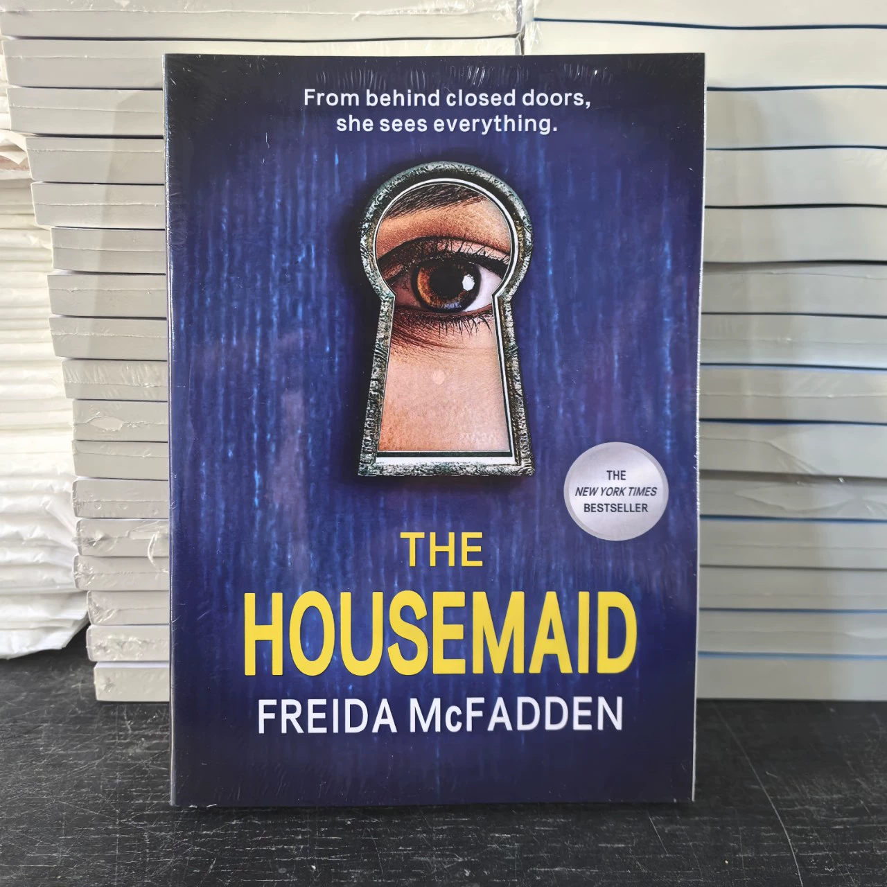 Книга Freida McFadden «The Housemaid», английский триллер и саспенс, мягкая обложка