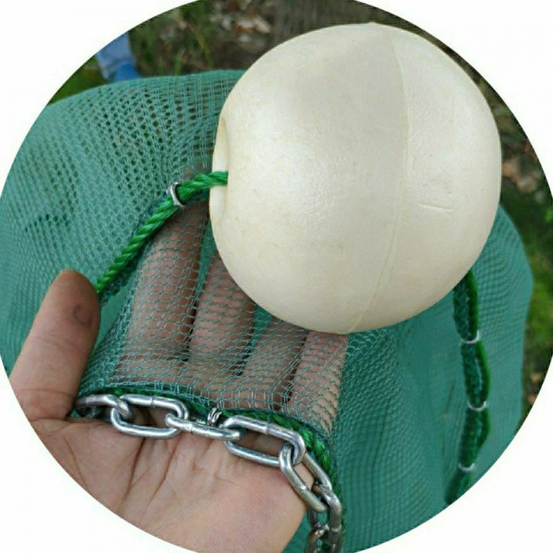 川をブロックする魚網飛行機の八の字の虎の口は口をふさいで清塘の漁具のエビのかごの魚のかごはうなぎのどじょうのネットの密な目をつかみます。|undefined