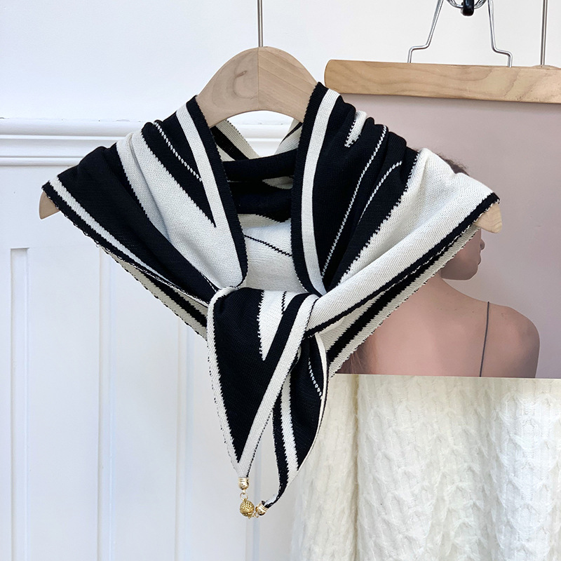 Otoño y invierno nuevo tipo de hebilla de succión de mil pájaros tejidos de doble cara toalla triangular para mujeres pequeñas bolas de oro de alto nivel de protección de cuello buñuelo