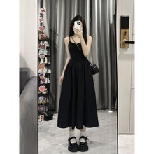 赫本风黑色无袖吊带连衣裙女夏季新款设计感小众高级感收腰中长福
