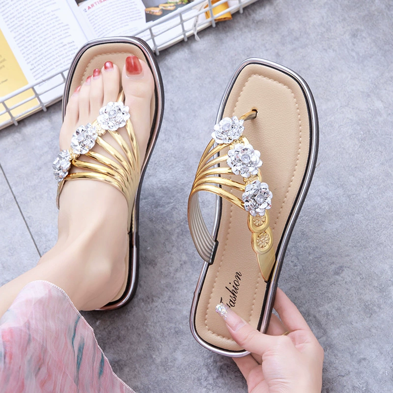 Трансграничные шлепанцы леди носят тапочки на улице