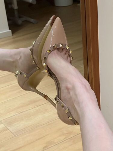 [Collection from 1521 people] Black high heels, women's thin heels, sexy rivets, 2024 new style, autumn, not tired toes