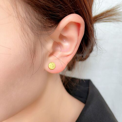 New style titanium steel Fu word small stud earrings for women, light luxury, versatile, non-fading, non-allergenic, anti-falling screw type earrings.