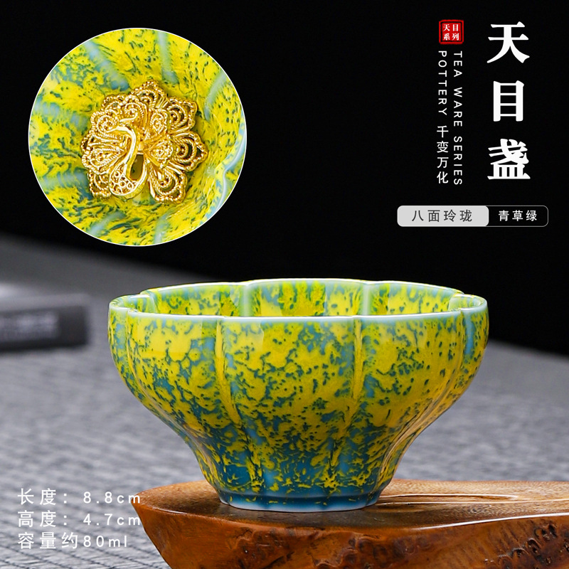 8 면 절묘한 녹색 잔디 (황금 공작)