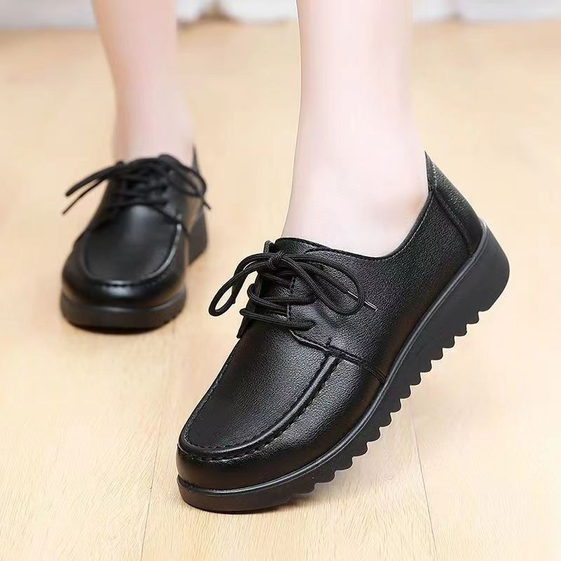Zapatos de cuero negro de primavera de mujer nuevos lazos de suela gruesa, zapatos de madre cómodos, zapatos antideslizantes, zapatos de mujer al por mayor