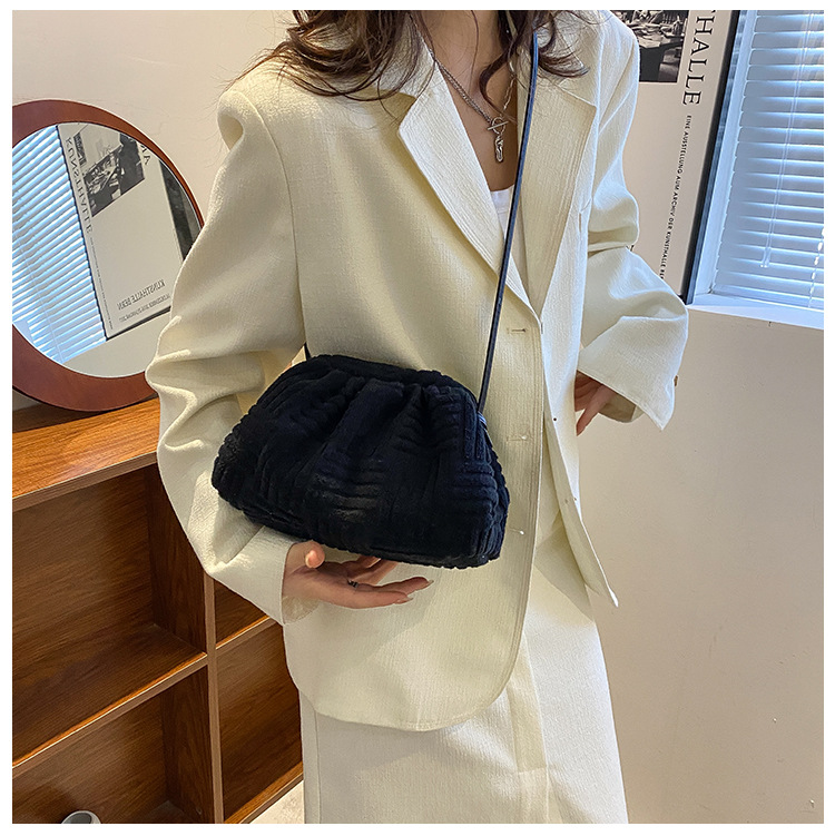 184g Weight Polyester Lining Material Clasp Frame Closure Type Sling Strap Strap Type Crossbody Bag Bags Type Casual, Daily, Shopping Occasion velvet Material Solid Color Pattern All Seasons Season Women's Gender Basic Style Cloud Shape Shape Women's Velvet Solid Color Basic Cloud Shape Clasp Frame Crossbody Bag 1