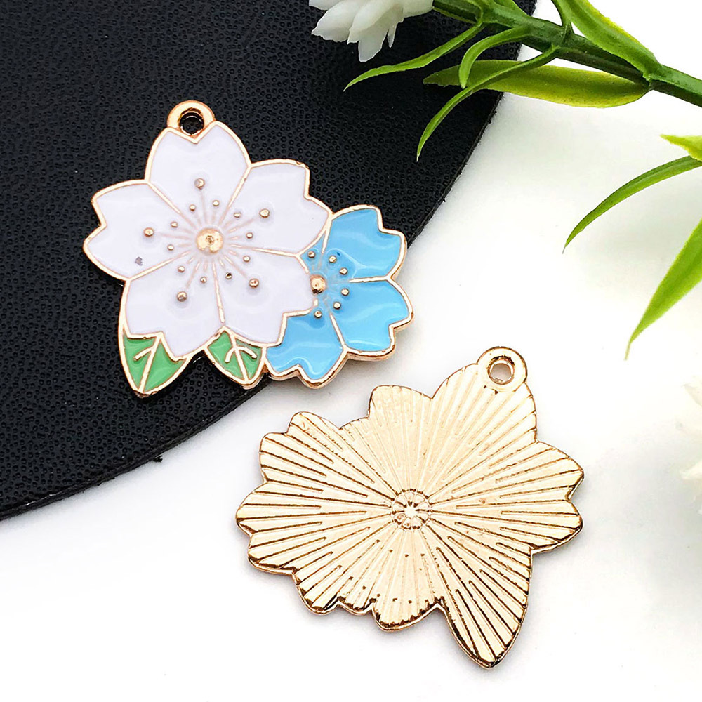 Colgantes de aleación con margarita y flor de cerezo esmaltadas
