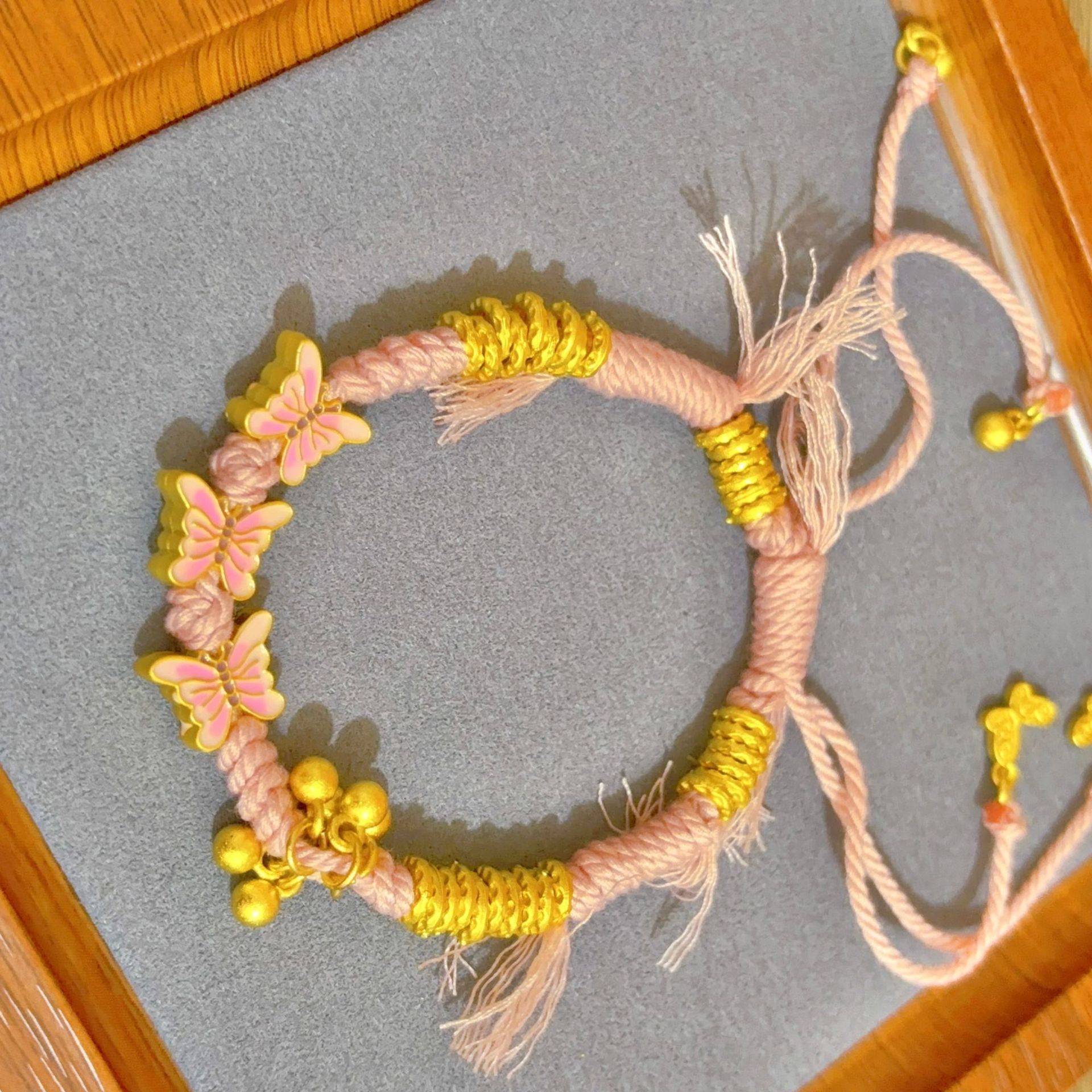 Bracciale antico in smalto color oro sabbia con motivo a farfalla e martello, bracciale placcato oro da donna con corda per avvolgere la vita, fornitura_voghion.com