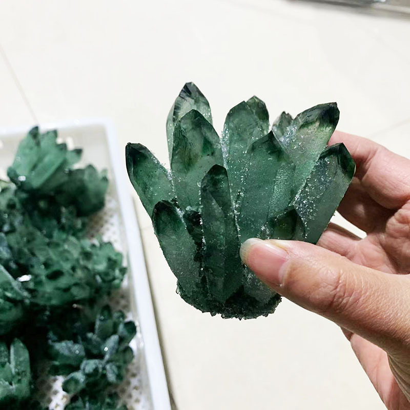 緑の水の結晶のクラスターの置物の水晶の工芸品の天然の水晶の石の家の事務室の装飾の贈り物の置物の卸売り|undefined