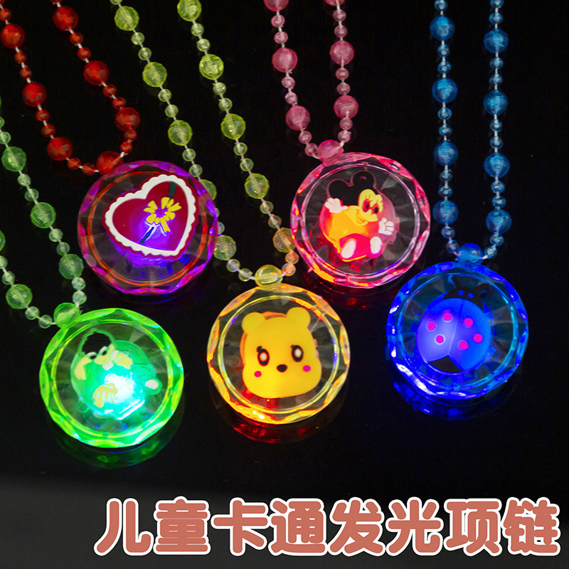 Yiwu pequeño mercado nocturno de productos básicos plaza de puestos de niños iluminados collar pequeños juguetes puestos empujando el parque de la red fuente de bienes