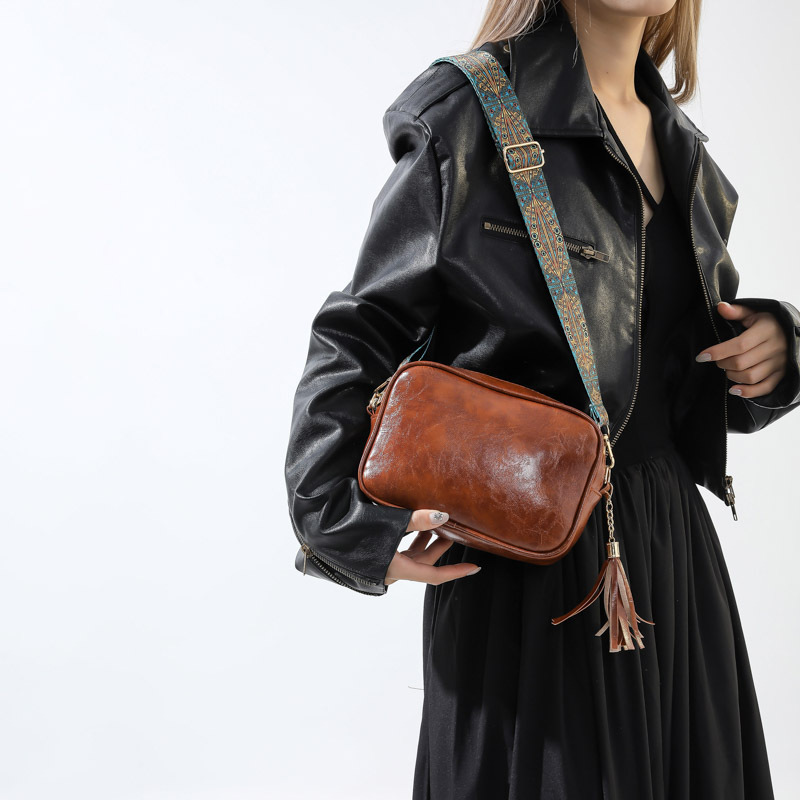 Bolso suave retro 2024, diseño flange, piel de aceite, correa ancha, pequeño bolso de mujer