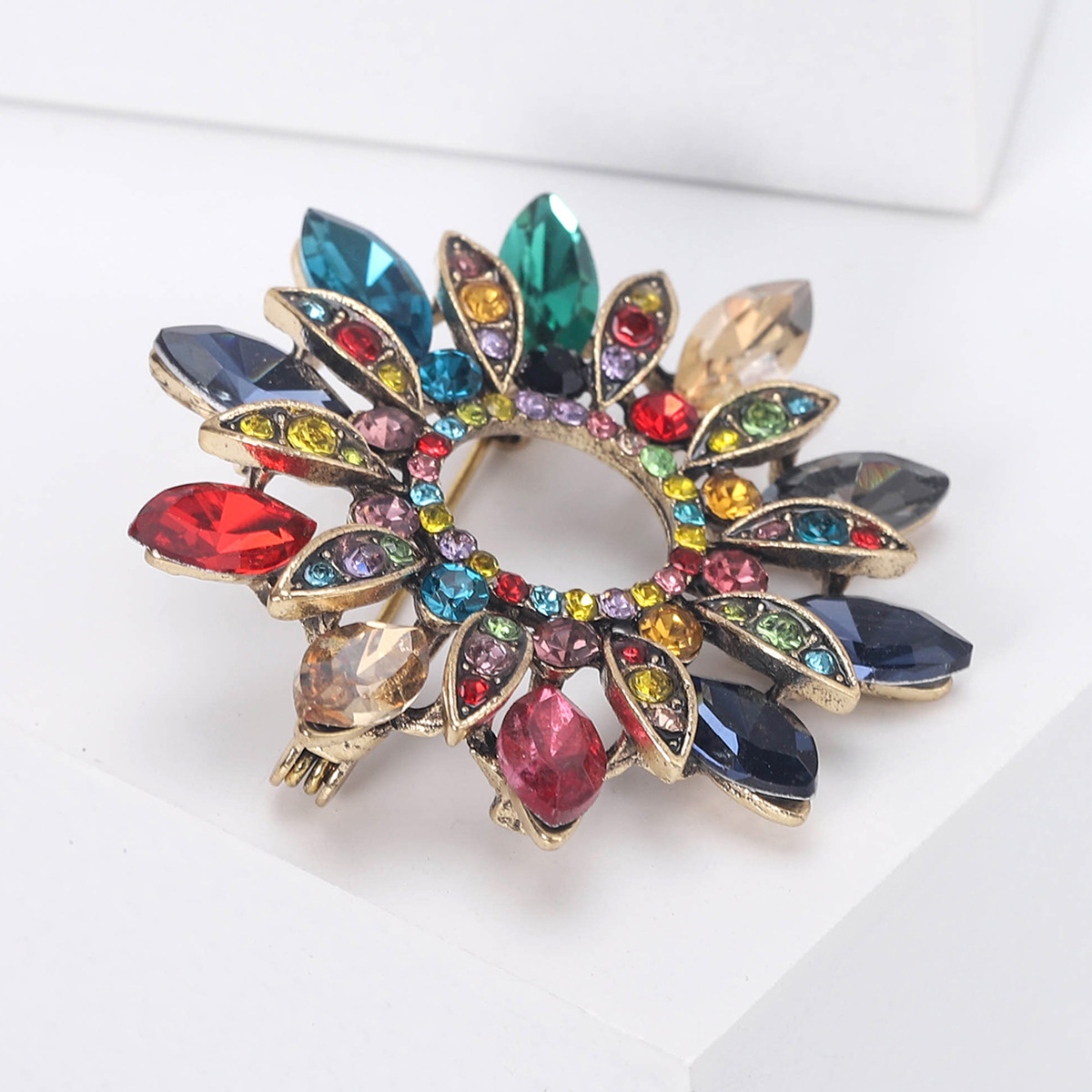 Women's Gender Retro Pin Flower Alloy Inlay Rhinestones Women's Brooches