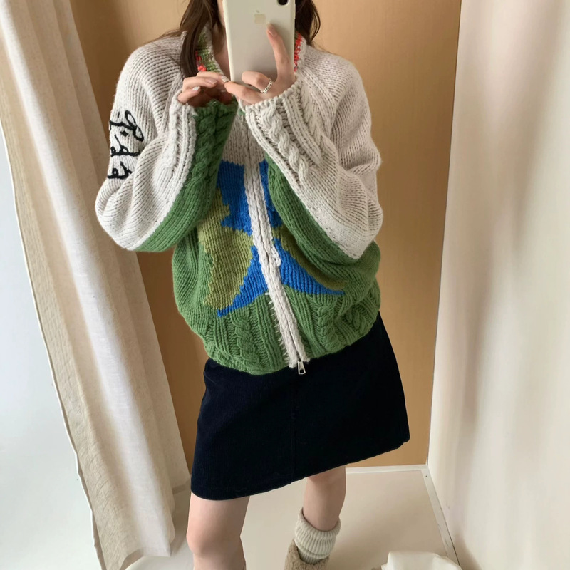 Retro color-blocked letter-embroidered knitted baseball collar cardigan for women, 2026 autumn/winter new collection, loose and casual sweater coat Retro color-blocked letter-embroidered knitted baseball collar cardigan for women, 2026 autumn/winter new collection, loose and casual sweater coat