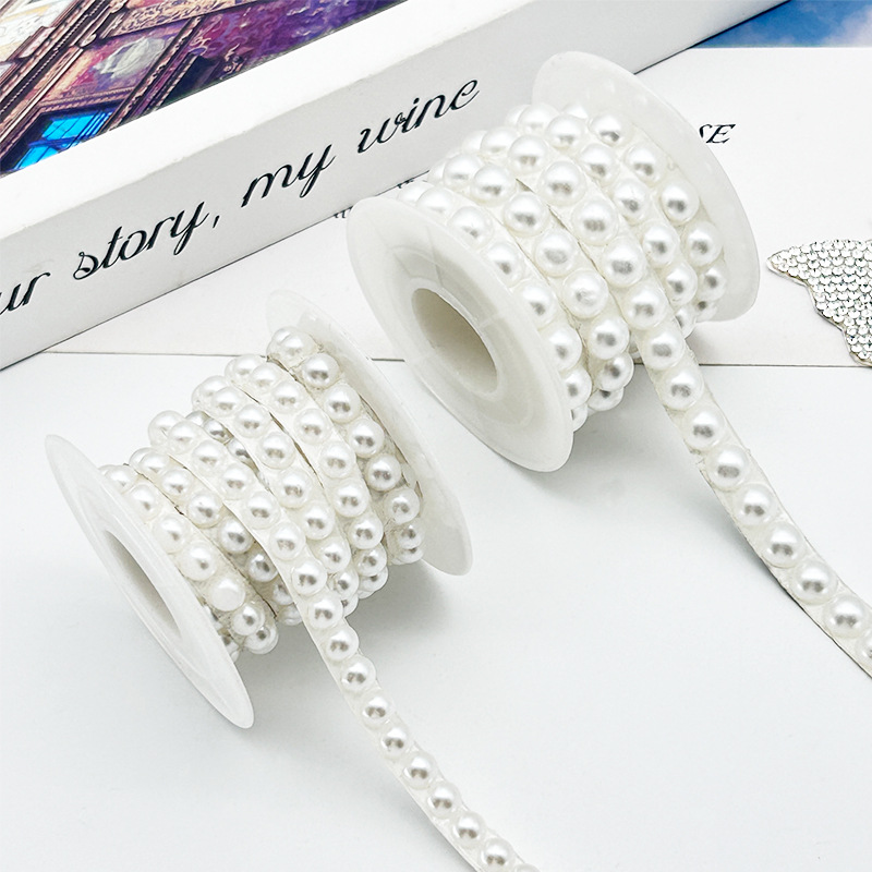 Nuevo producto Venta caliente Perla Tela de diamantes de imitación Adhesivo de fusión en caliente Diamante autoadhesivo Tela de diamantes flash Bolso de ropa Diy Cinta de diamantes de imitación de cerámica