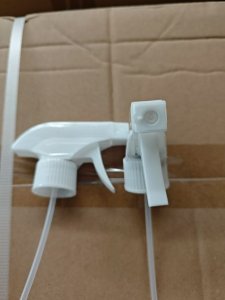 雄鶏の油汚れ洗浄キッチンは油汚れ専用の強力洗浄剤レンジフードで汚れ汚れ除去神器を洗浄する|undefined
