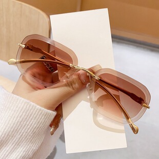 ���ٟo��̫��R�r��ˮ���y��߅���Գ����W���C���b�ī�RŮ�߼���