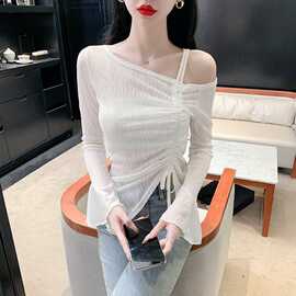 抽褶系带斜肩蕾丝衫女春秋2025新款设计感喇叭袖修身别致小众上衣