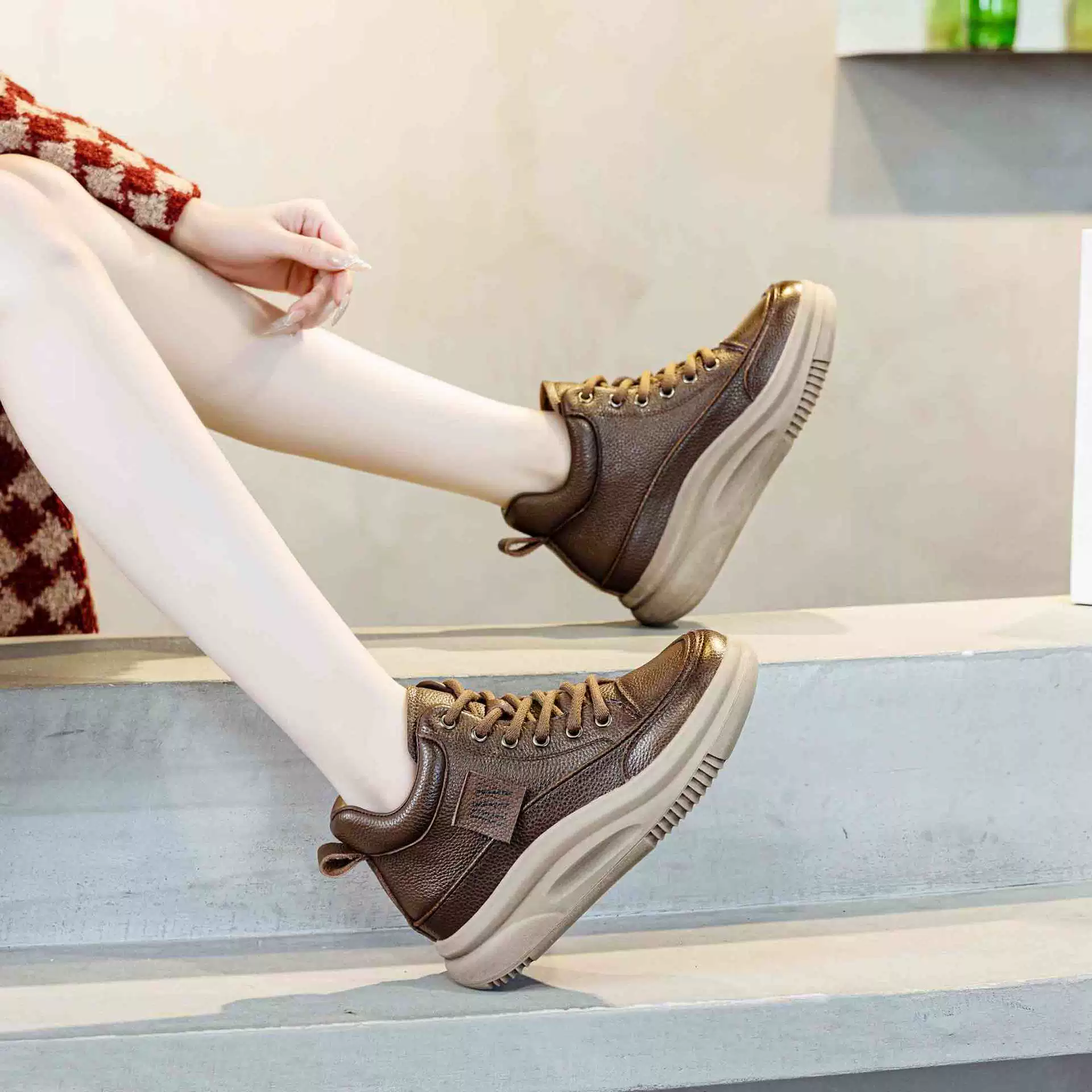 Женская обувь из воловьей кожи первого слоя, новинка зимы 2024, бархатные туфли с высоким берцем, женская повседневная обувь, женские кроссовки в стиле ретро, спортивная обувь женская