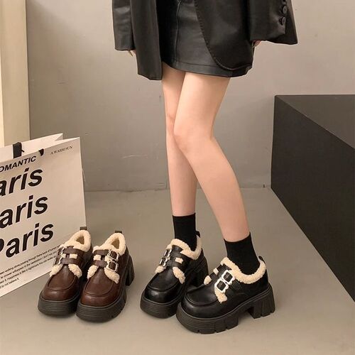 Loafers with a low-profile platform, suitable for heightening and adding a versatile, stylish touch. Features a classic British style, designed for women. New arrival for 2024, perfect for spring and autumn.