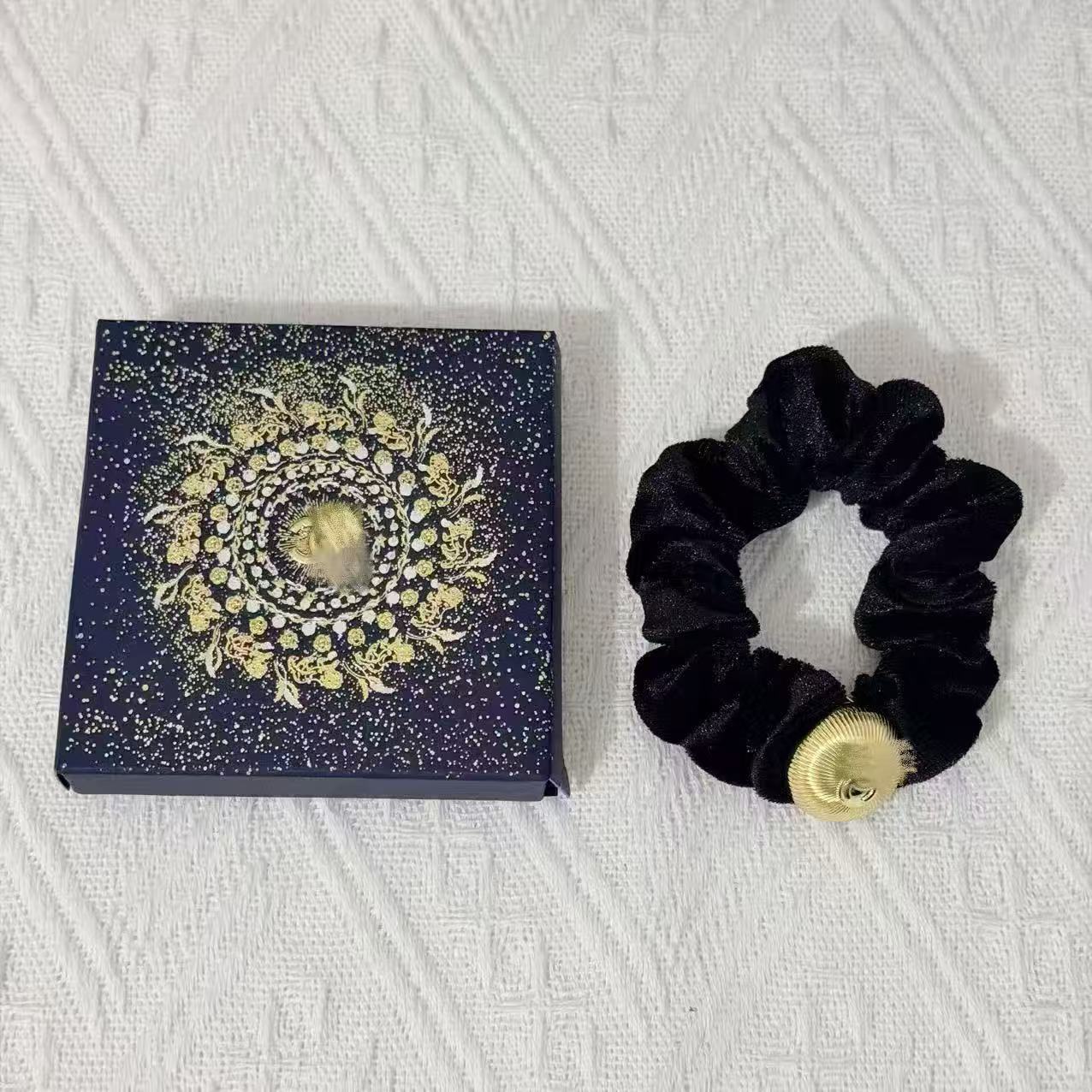 Qırmızı velvet saç bağı, qızıl tokalı, Milad hədiyyə qutusu ilə