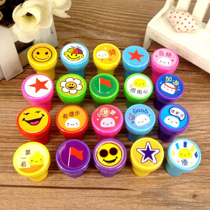 Empuje al por mayor pequeño regalo empuje pequeño regalo para niños luminoso debajo de un dólar escaneo de código de drenaje juguetes