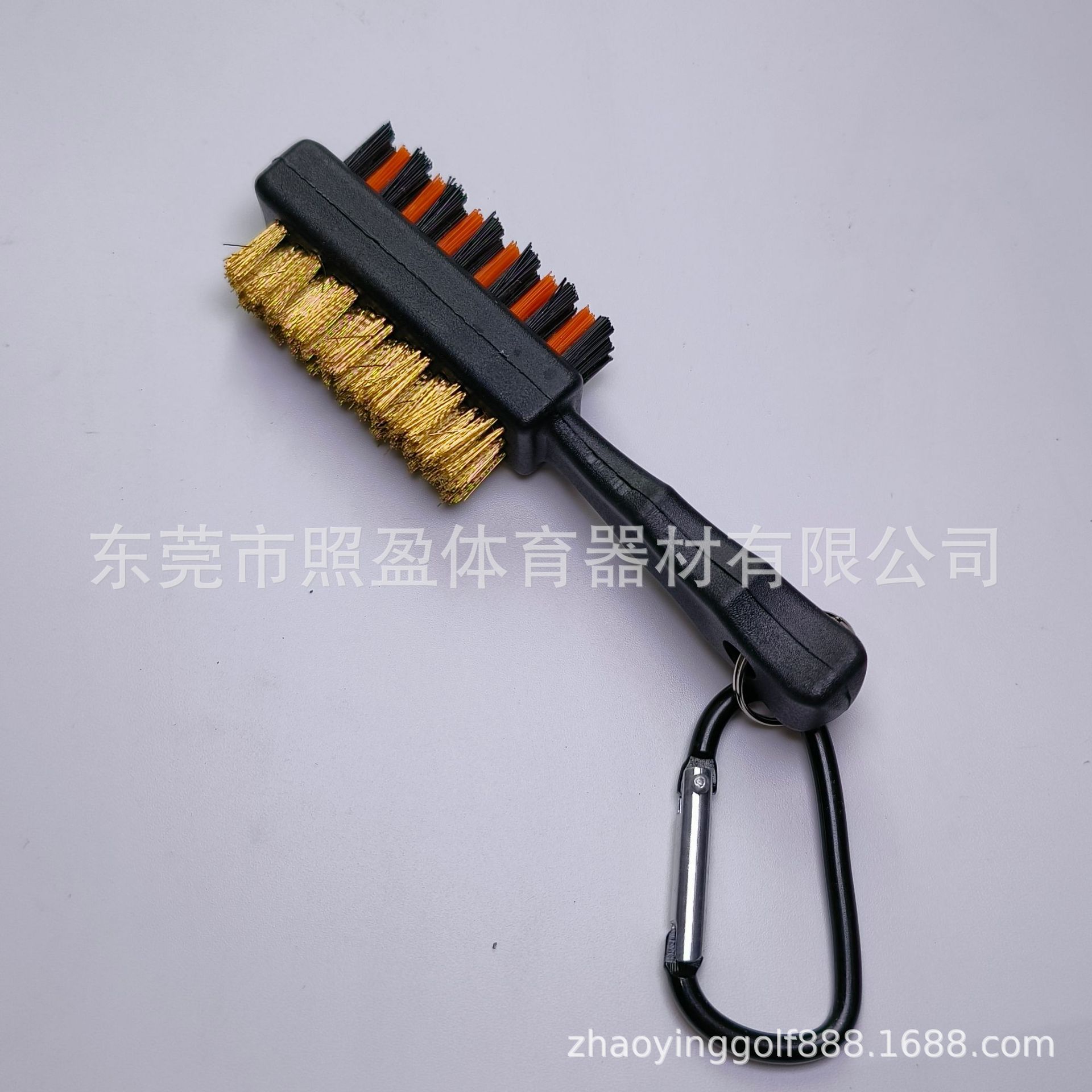 Los fabricantes producen palos de golf, cepillos de cabeza, cepillos de limpieza de golf, cepillos de doble cara, cepillos
