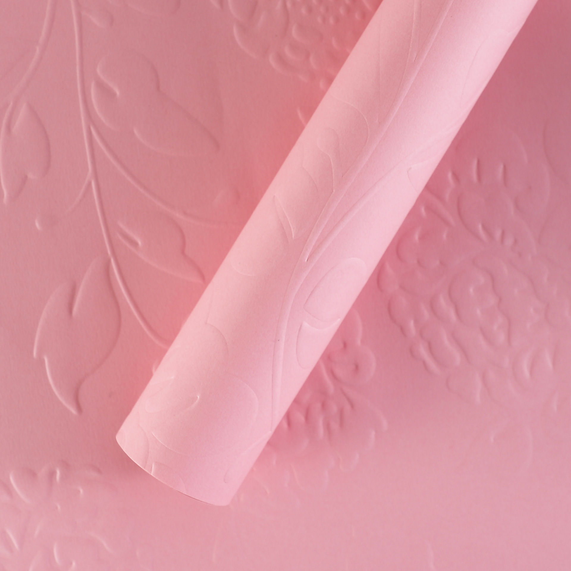 Impresión de embalaje en relieve floral material de embalaje kraft relieve al por mayor sensación alta floral embalaje al por mayor