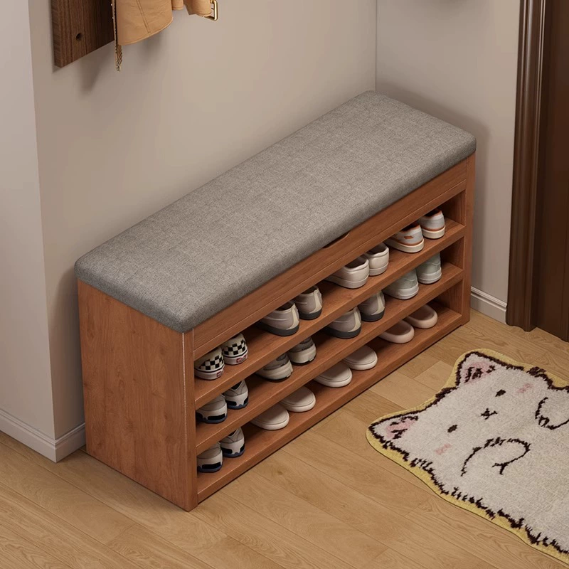 Скамья для смены обуви из цельного дерева можно использовать в дверях дома.