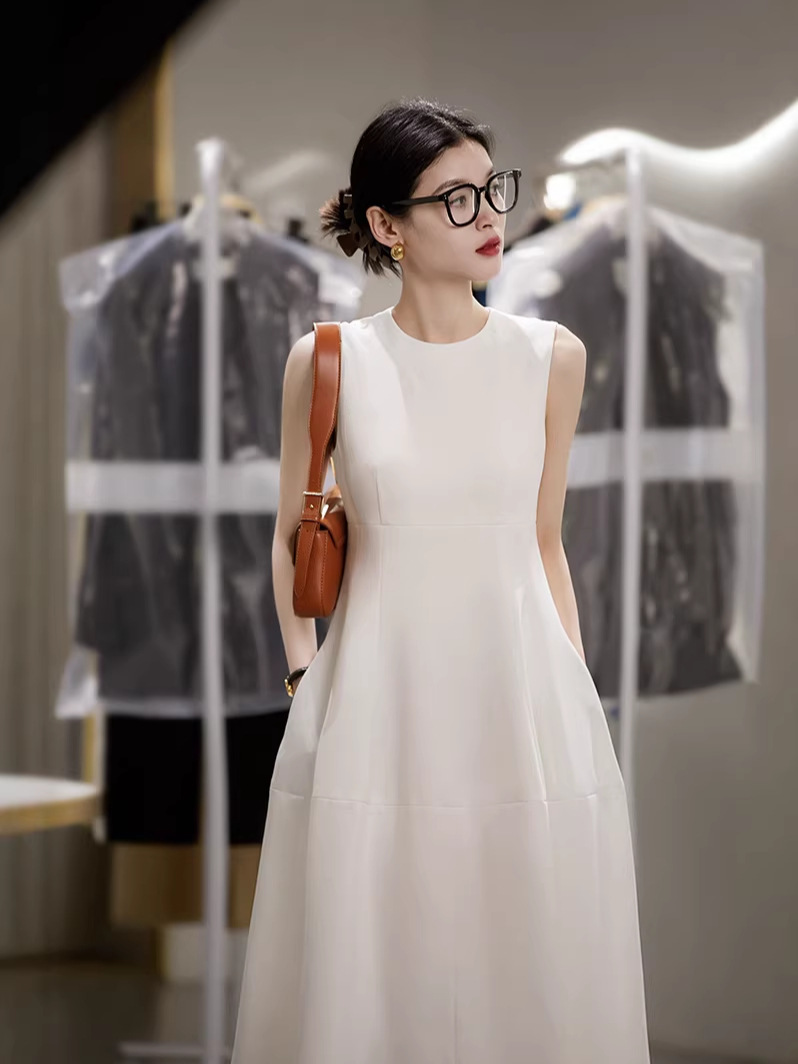 Đầm midi cổ tròn không tay ôm nhẹ phong cách trắng tinh khôi — đen