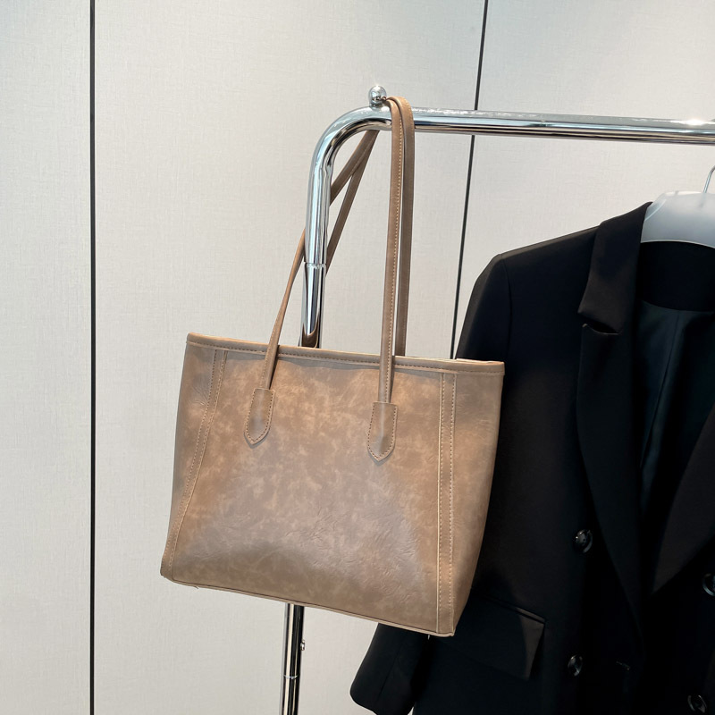 Retro alta sensación de bolso especial para mujeres 2025 nuevo otoño y invierno versátil de gran capacidad para estudiantes de clase bolsa de viaje de hombro