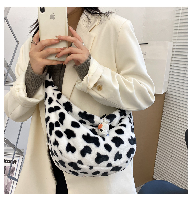 Cow Pattern Plush Messenger Shoulder Bag display picture 10