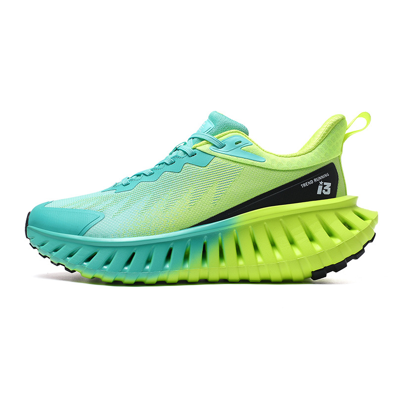 2025 nueva tendencia transfronteriza de verano pareja de moda zapatillas de deporte casuales transpirables con suela extraña zapatillas de correr de tamaño grande para hombres
