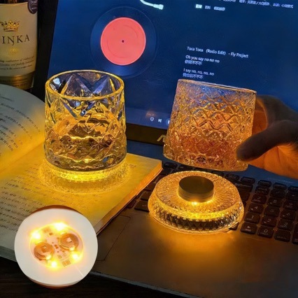Vaso de whisky de alto valor con base explosivo vaso de vidrio luminoso giratorio tumbler vaso de cerveza giratorio vaso de agua
