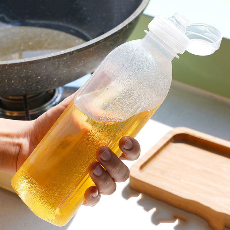 叫びの油壺の台所のプラスチックの調味料は油を入れて油を入れます。|undefined