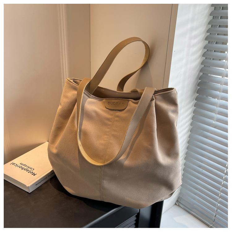 Femmes Grande Nylon Couleur Unie Style Classique Carré Fermeture Éclair Sac Sous Les Bras display picture 5