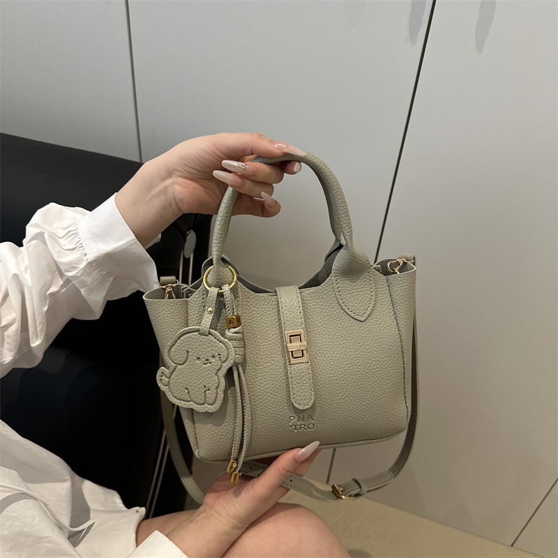 Bolsos de gran capacidad para mujer primavera y verano todo fósforo 2025 nueva versión coreana de la bolsa de mensajero casual popular de este año