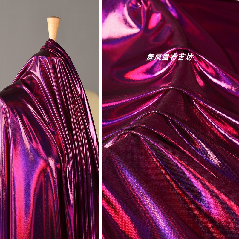 玫红色液态幻彩雾金面料 薄款柔软针织弹力镭射光感炫彩反光布料